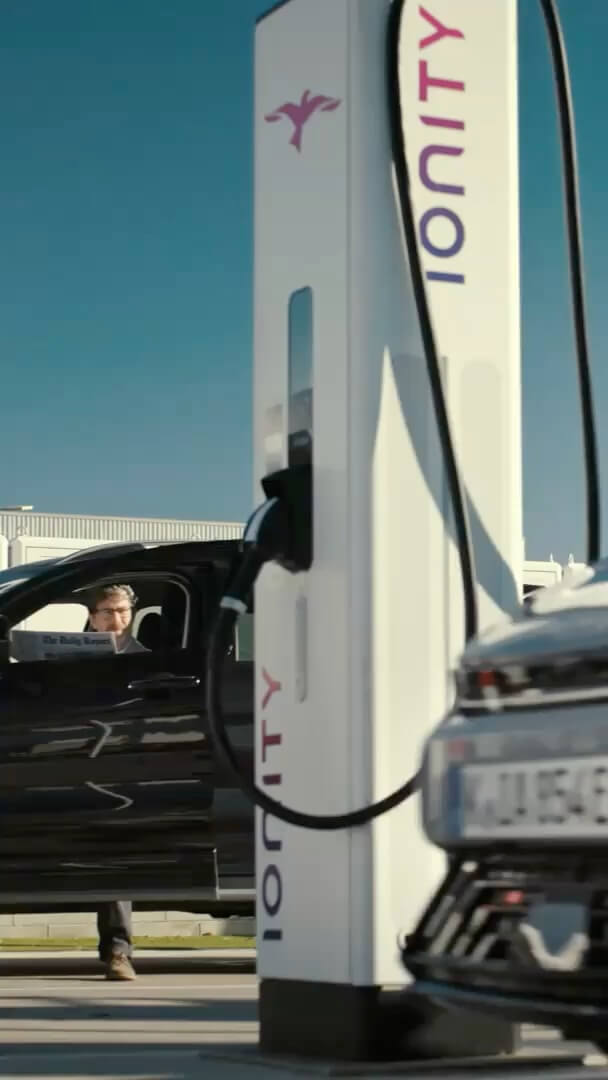 Kia EV6 an einer IONITY Ladesäule.