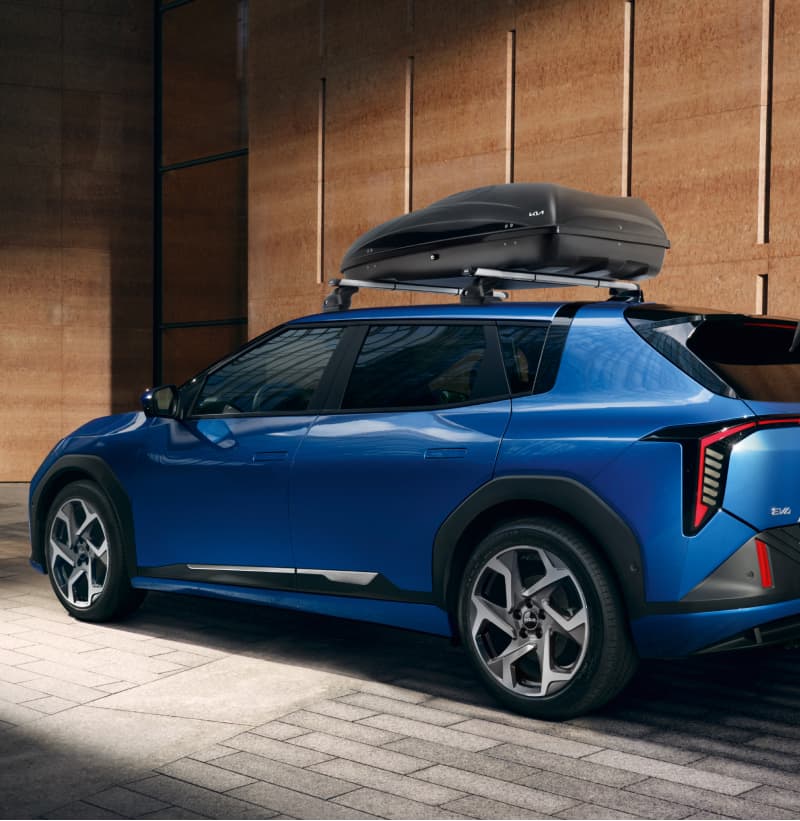 Kia EV4 ausgestattet mit dem Kia Dachträger als Basis für die Kia Dachbox.