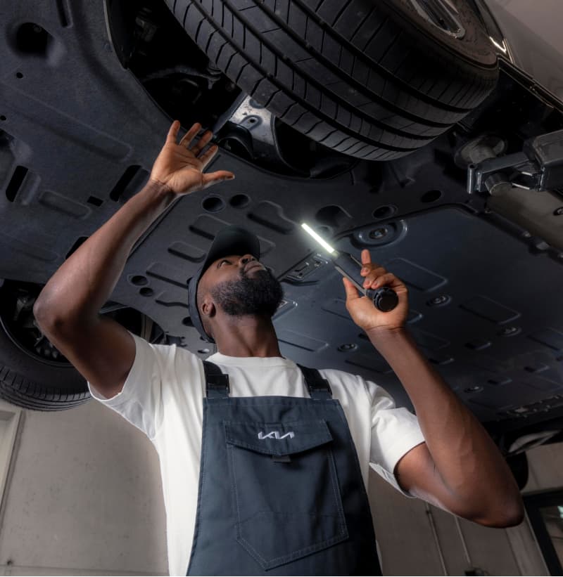 Kia Techniker bereitet Kia Kompletträder mit neuen Frühjahrsreifen vor.