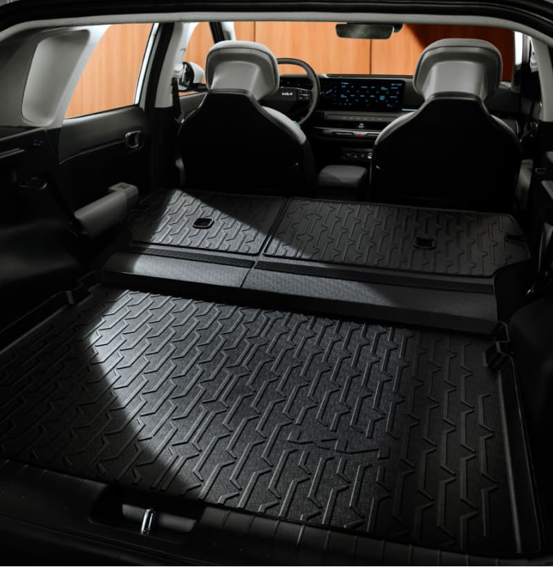 Kia Kofferraumwanne mit Erweiterung schützt den Kofferraumbereich und die umgeklappten Rücksitze eines Kia Fahrzeugs.